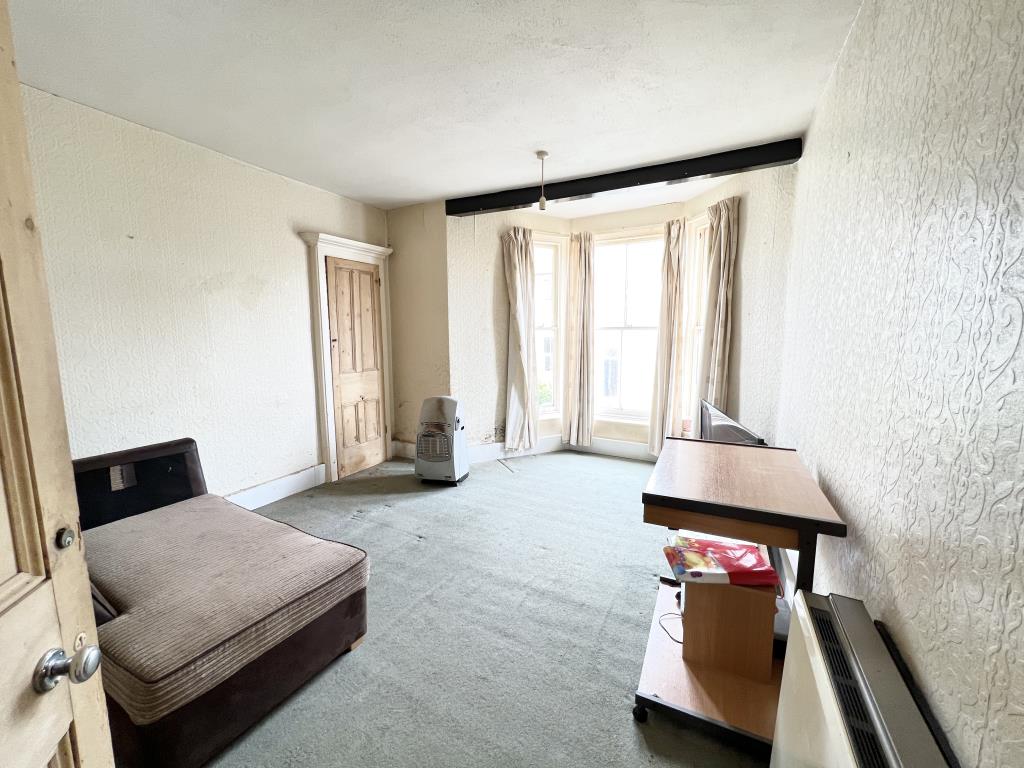 Lot: 113 - LARGE TOWN HOUSE DIVIDED INTO FLATS -